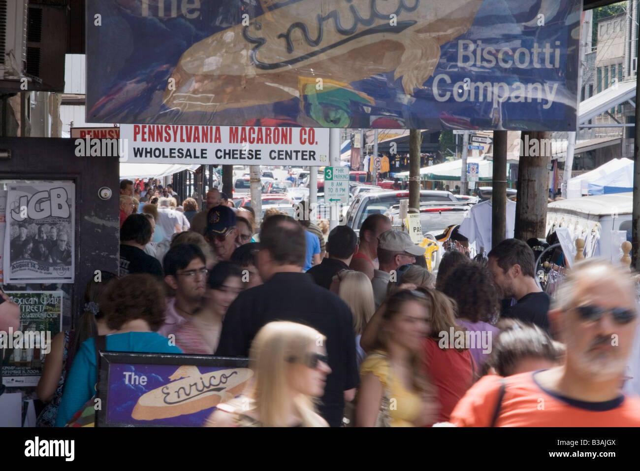 Massen der Käufer drängen Strip am Samstag in Pittsburgh, Pennsylvania Stockfoto