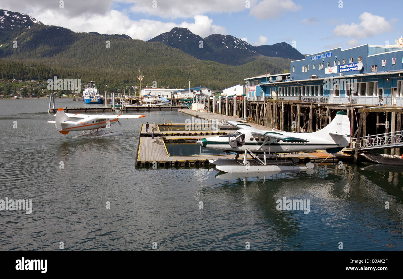 Float Flugzeuge Wasserflugzeuge Wasserflugzeuge am Kai im Hafen von Juneau, Alaska, Vereinigte Staaten von Amerika Stockfoto