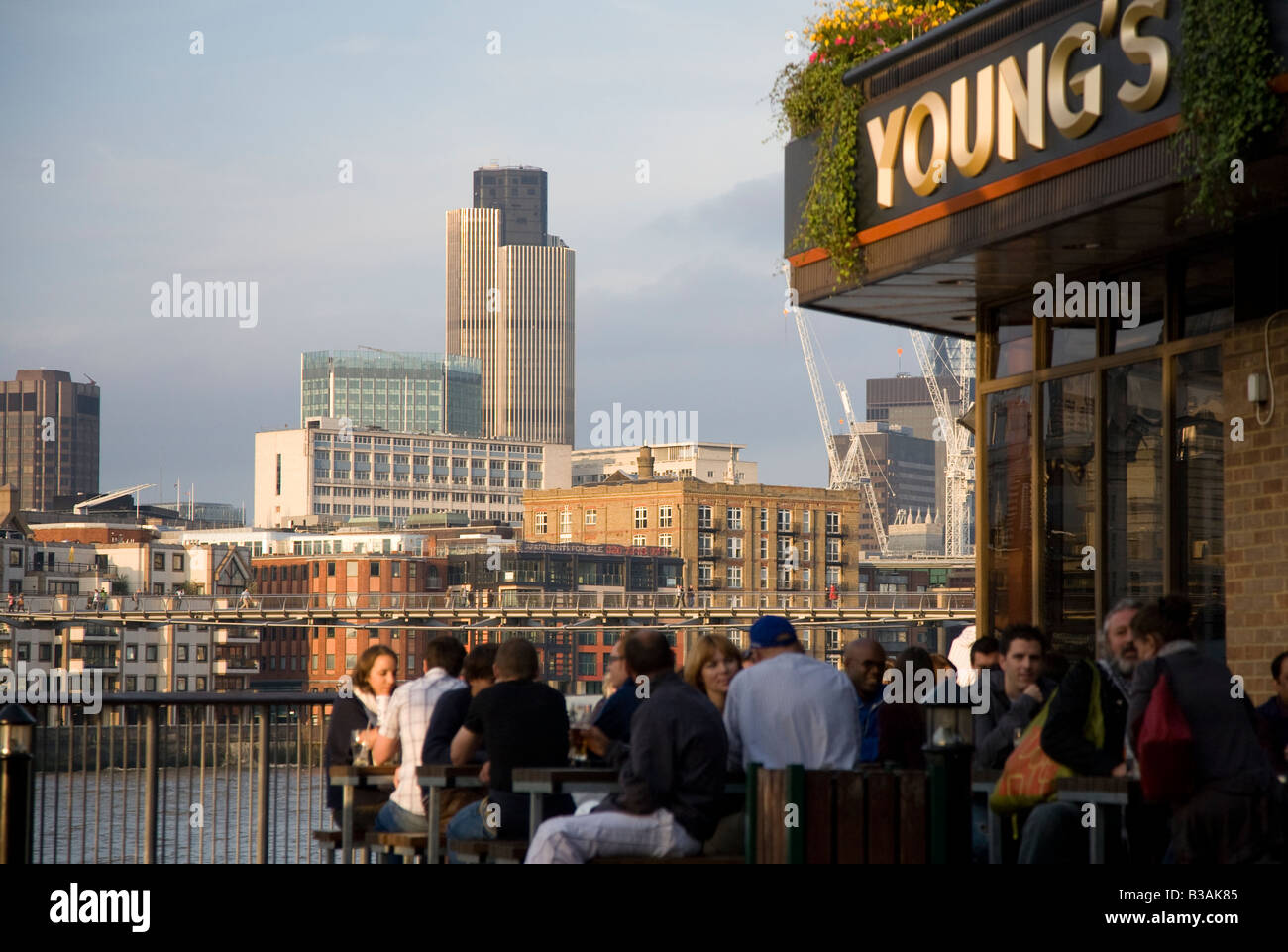 Menschen an der Gründer Arms Pub am Südufer trinken mit Tower 42 und City of London im Hintergrund differenzielle Fokus Stockfoto