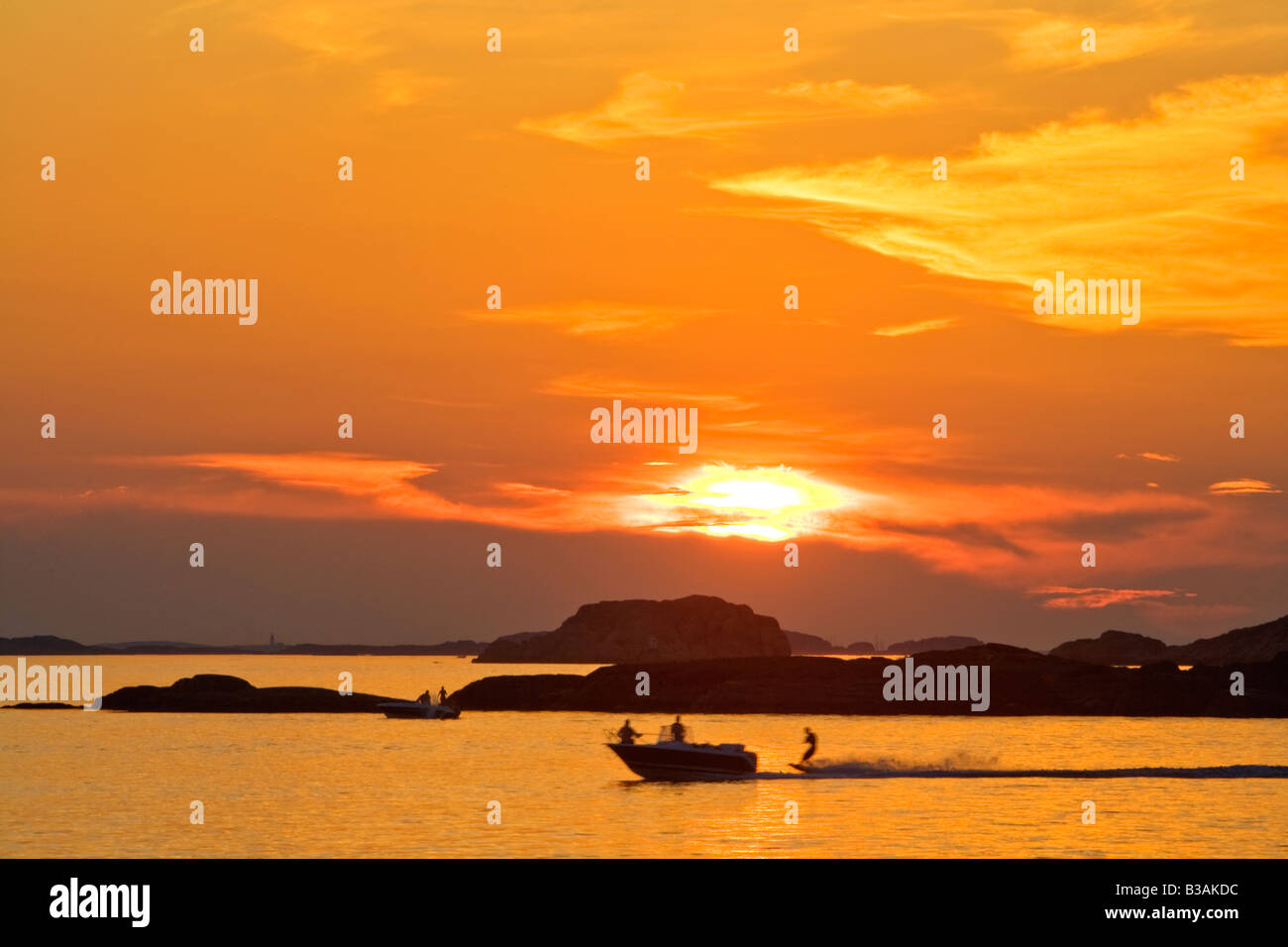 WESTKÜSTE SCHWEDEN BOHUSLÄN FISKEBÄCKSKIL SONNENUNTERGANG ÜBER ARCHIPEL Stockfoto