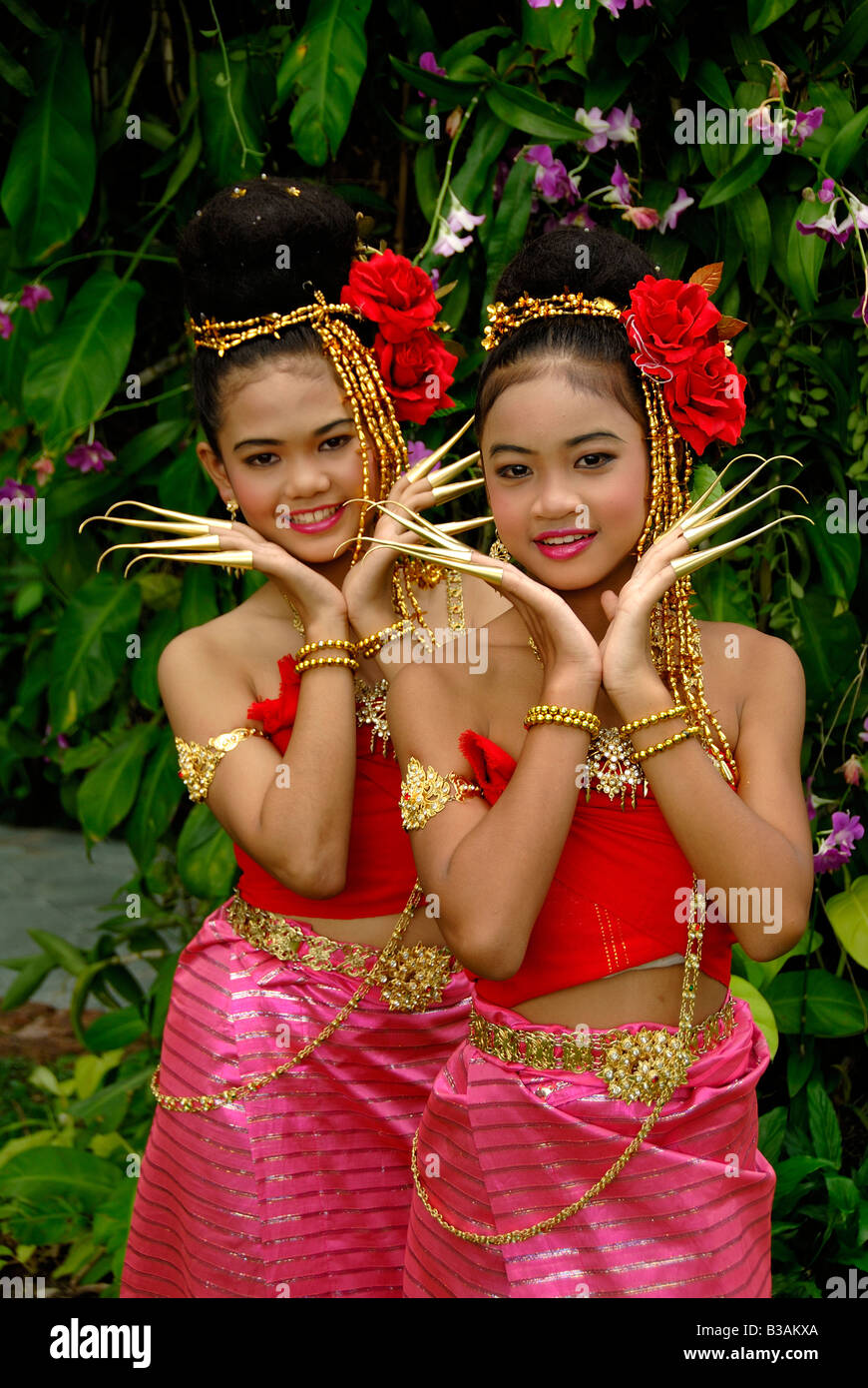 Thai Tänzer junge Mädchen Bangkok Thailand Fingernagel tanzen traditionelle Thai Kleid Asia. Reisen Sie zwei Mädchen lächelnd rote dessss Stockfoto