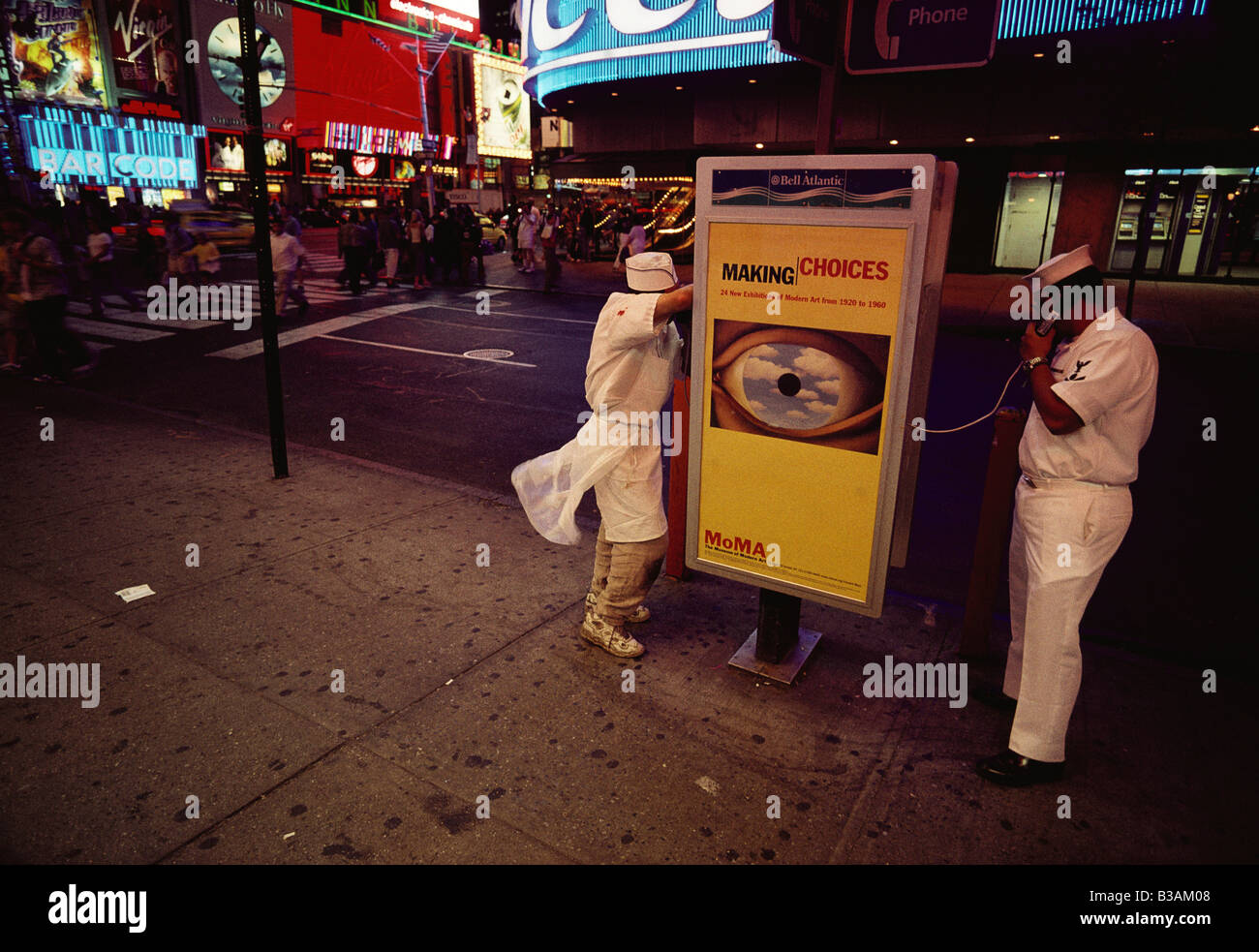 Manhattan New York USA Men at street telephone booth Times Square Stockfoto