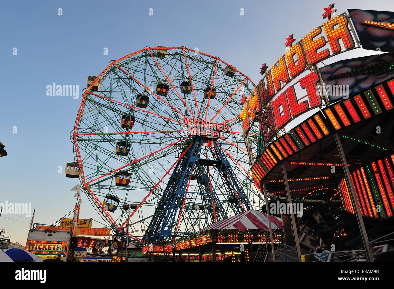 Das Wonder Wheel und andere Fahrattraktionen: der Vergnügungspark Coney Island Stockfoto