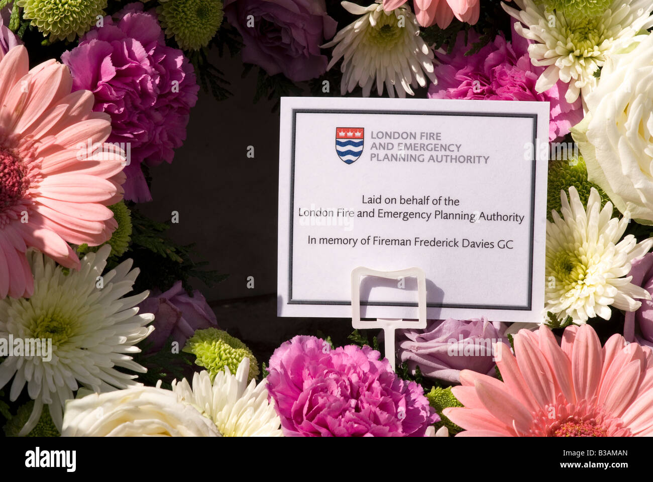 Zeremonie am Graveside, eine Gedenktafel in Erinnerung an Feuerwehrmann Frederick Davies 1913 1945 zu enthüllen, die in Ausübung ihrer Pflicht gestorben Stockfoto
