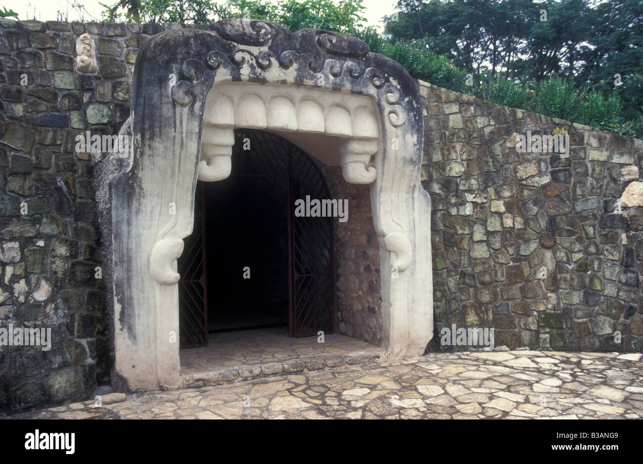 Maya Erde monster Eingang zum Copan Skulptur Museum an den Maya Ruinen von Copan, Honduras, Mittelamerika Stockfoto