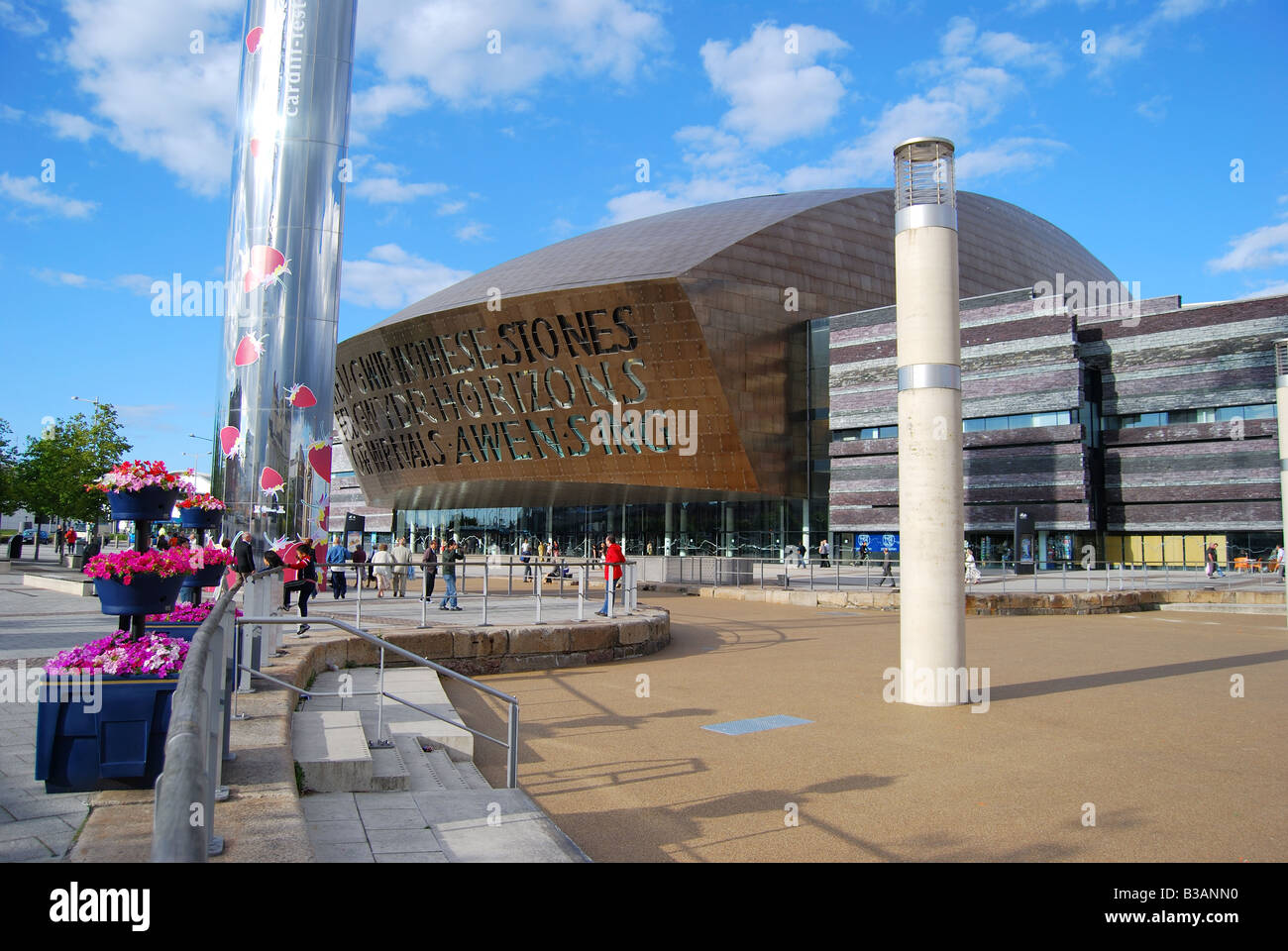 Wales Millennium Centre und Wasserturm Skulptur, Bucht von Cardiff, Cardiff, South Glamorgan, Wales, Vereinigtes Königreich Stockfoto