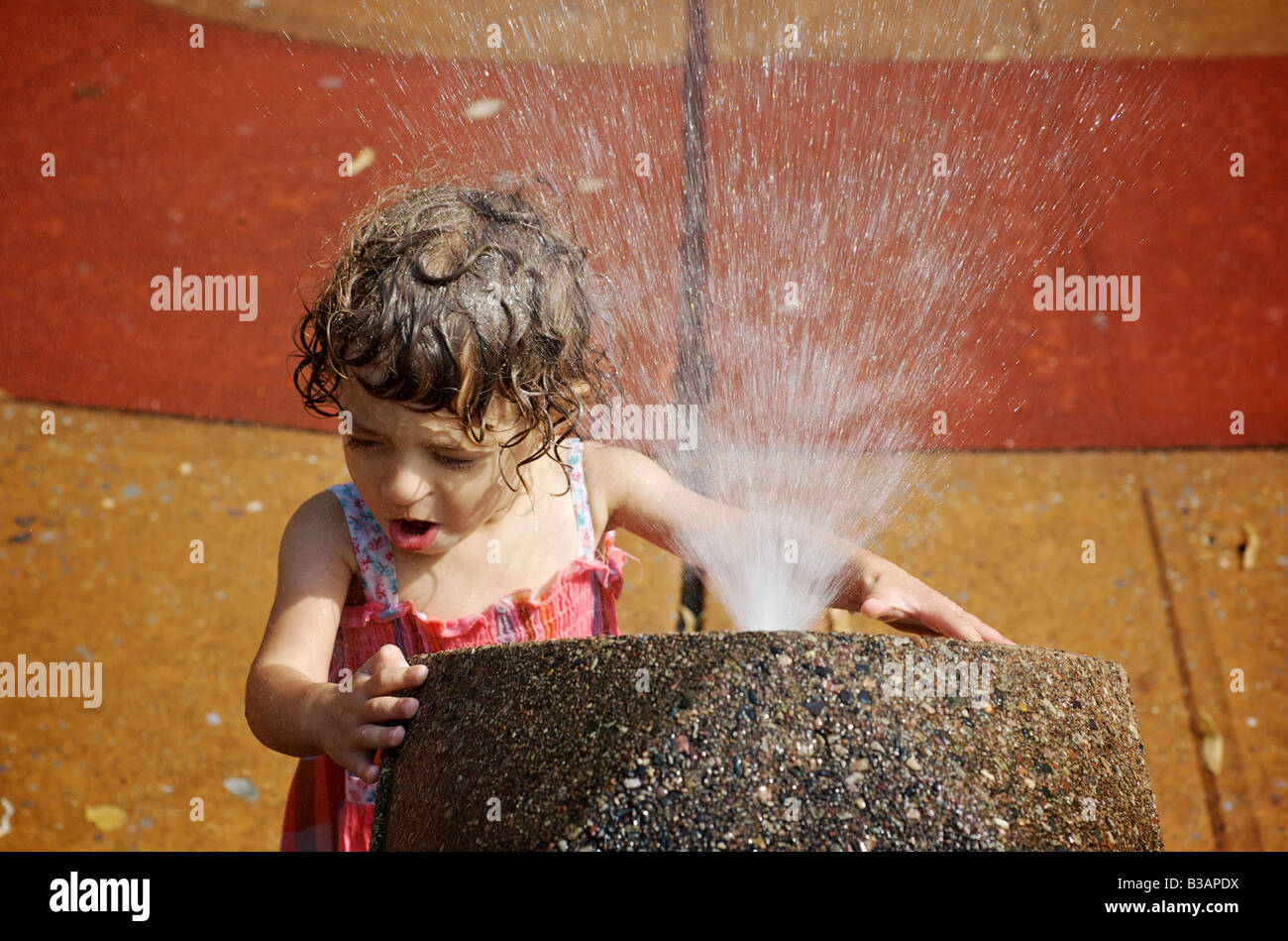 Kindes besprüht Wasser Brunnen auf städtischen Spielplatz in Brooklyn New York Stockfoto