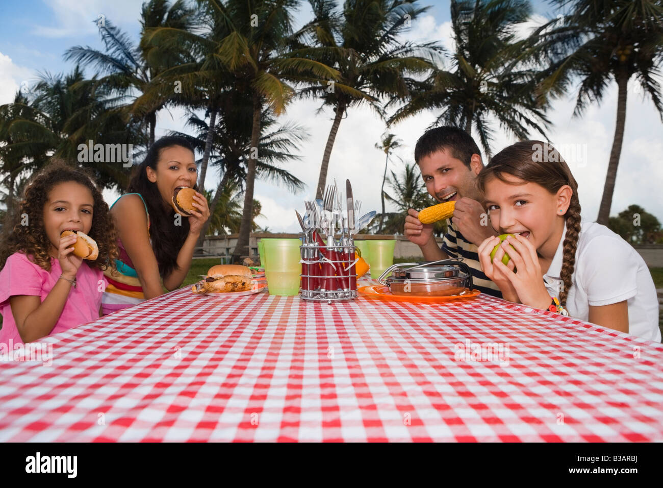 Hispanische Familie Essen im Picknick-Tisch Stockfoto