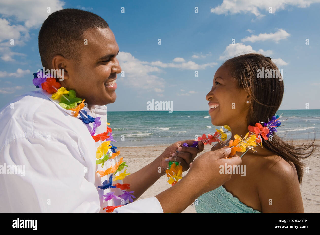 African Paar tragen leis Stockfoto