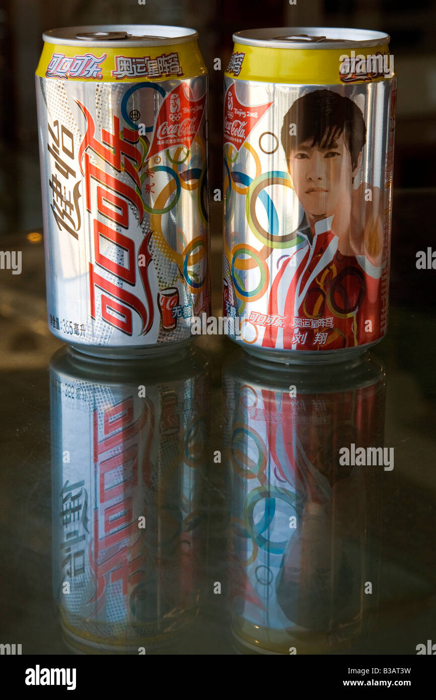 Gruppe von zwei spezielle Olympische Spiele 2008 Coca Cola-Dosen mit Porträt des chinesischen Athleten Liu Xiang JMH3212 Stockfoto