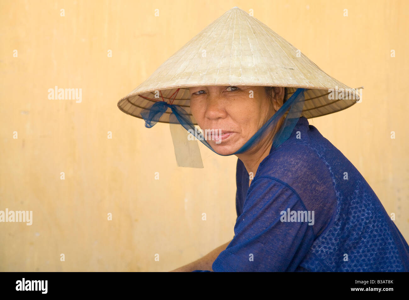 Eine vietnamesische Frau in traditioneller Kleidung Stockfoto