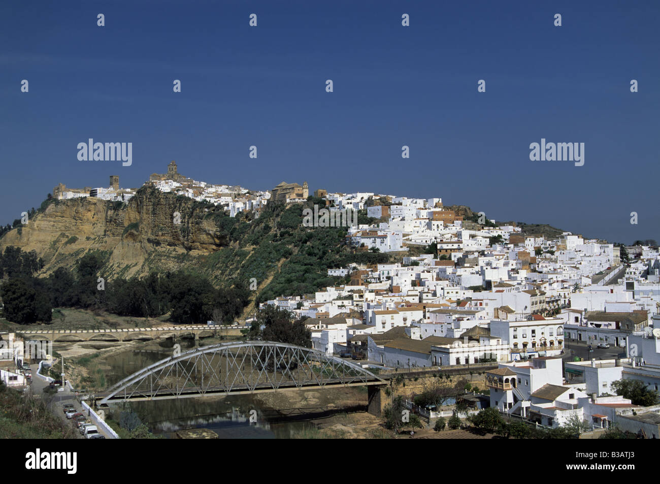 Gesamtansicht der Hügel der Stadt Arcos De La Frontera an der Ruta de Los Pueblos Blancos Andalusien Spanien Stockfoto