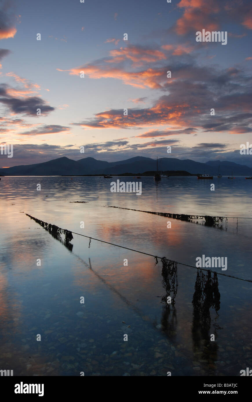 Berge von Ardgour angesehen bei Sonnenuntergang aus Port Appin, Argyll, Schottland, Großbritannien. Stockfoto