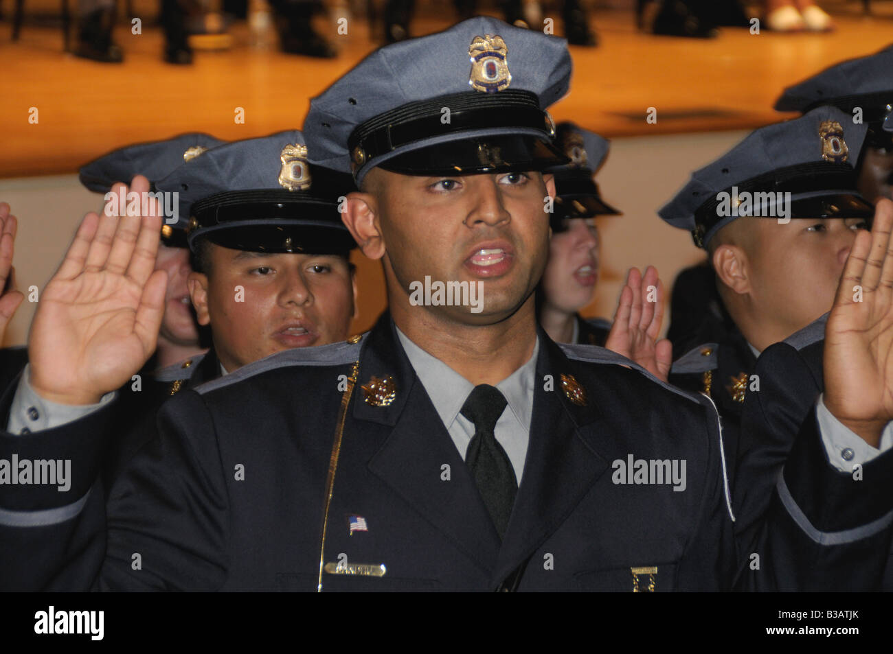 Prinz Georges County Polizisten nehmen einen Amtseid während der Vereidigung in Greenbelt, Maryland Stockfoto