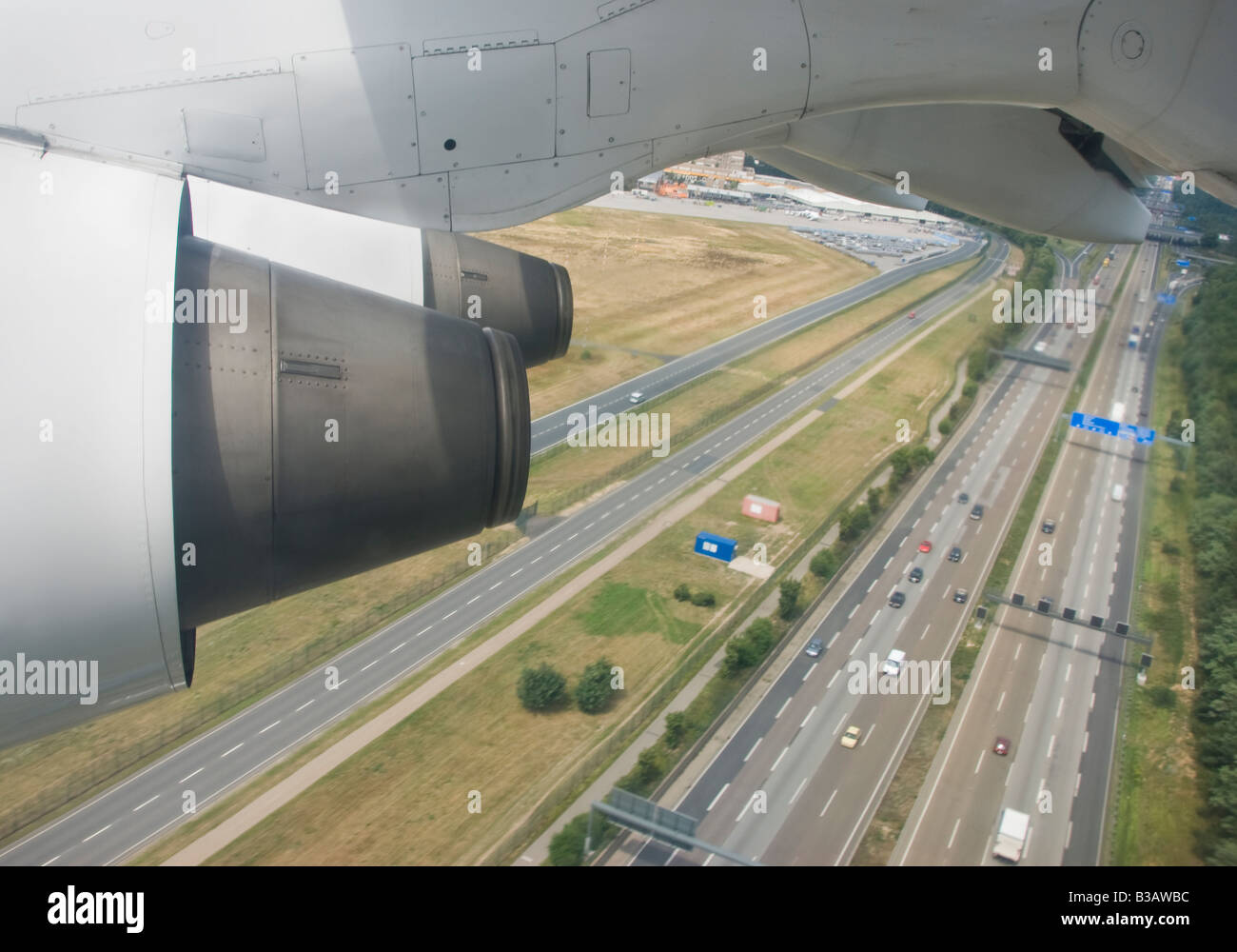 Ein Flugzeug fliegt über eine Autobahn Stockfoto