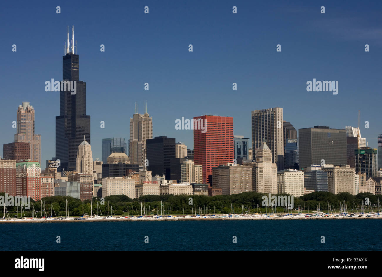 Skyline von Chicago, Illinois, am frühen Morgen.  Sears Tower (Willis Tower) links, Lake Michigan im Vordergrund. Stockfoto