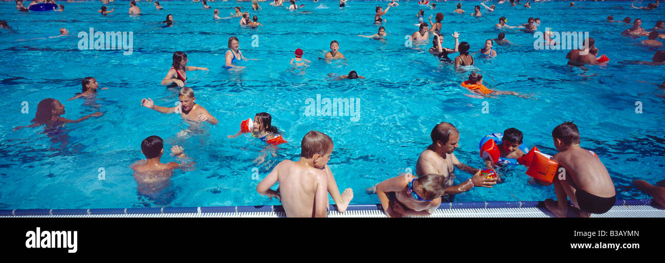 Überfüllten öffentlichen Schwimmbad Stockfoto
