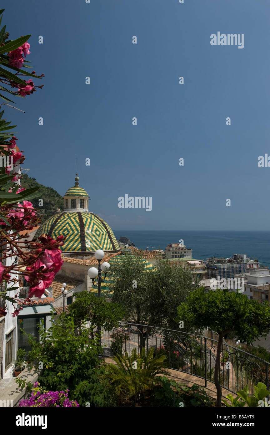 Blick über die hell geflieste Kirchenkuppel in Richtung Meer Stockfoto