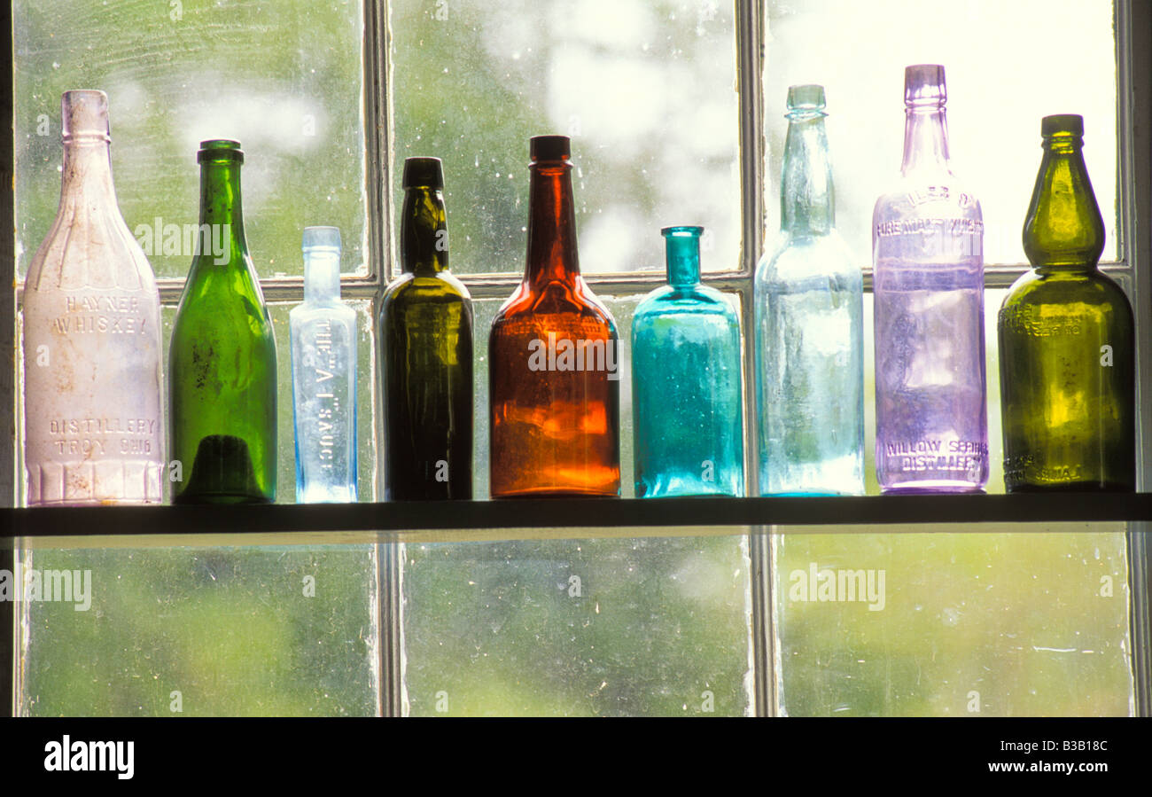 IDAHO, farbige antike Flaschen, Custer Museum, Land des Yankee Gabel State Park Stockfoto