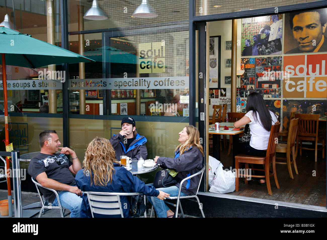 Juli 2008 - Fett Leute sitzen im Soul Cafe auf Straße Liverpool England UK Stockfoto