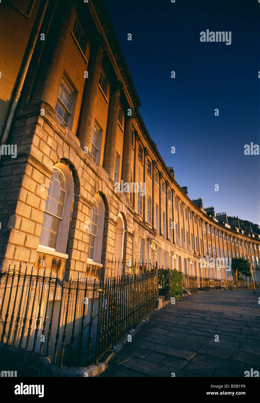 Georgische Stadthäuser auf Camborne Crescent, Bath, Somerset, England, UK Stockfoto