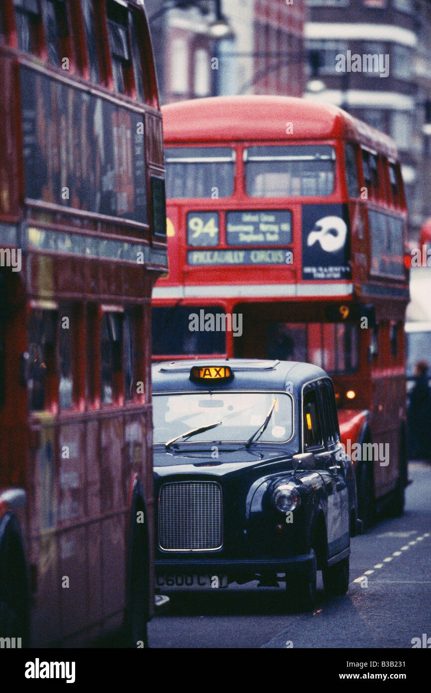 Londoner Busse & taxis (Taxis) auf der Oxford Street, West End, London, England, UK Stockfoto