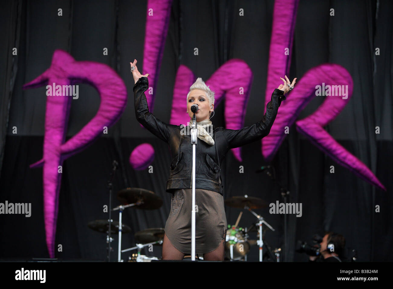 Rosa auf der Bühne beim V Festival in Hylands Park Chelmsford Essex Stockfoto