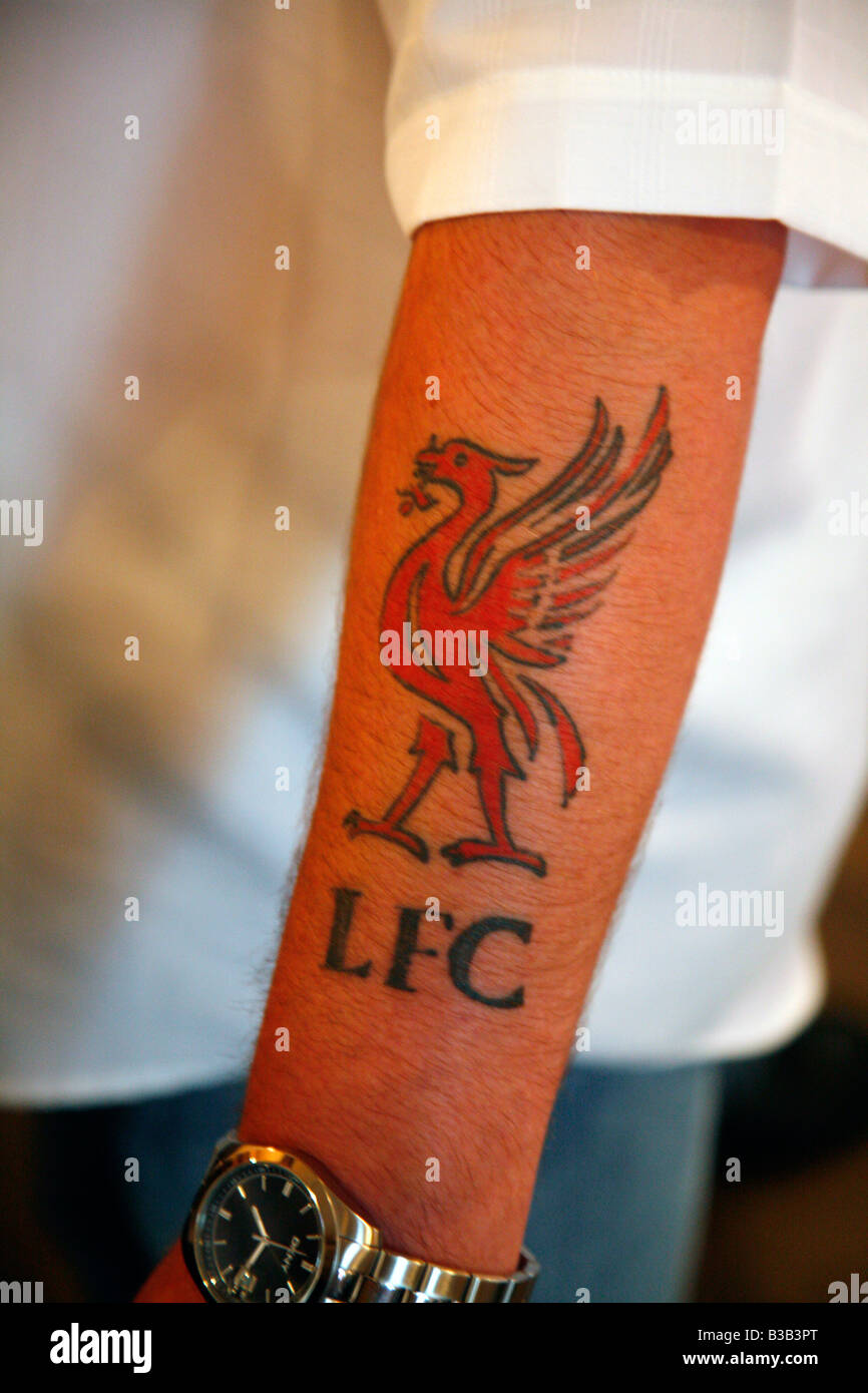 Juli 2008 - ein Mann mit einem Liverpool Football Club Tattoo auf seinem Arm Liverpool England UK Stockfoto