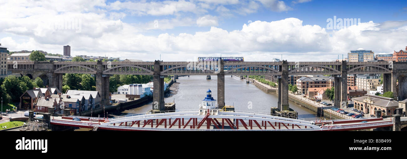 Panoramabild der Newcastle High Level Bridge mit einem Lokaler Bahnübergang im Zentrum Stockfoto