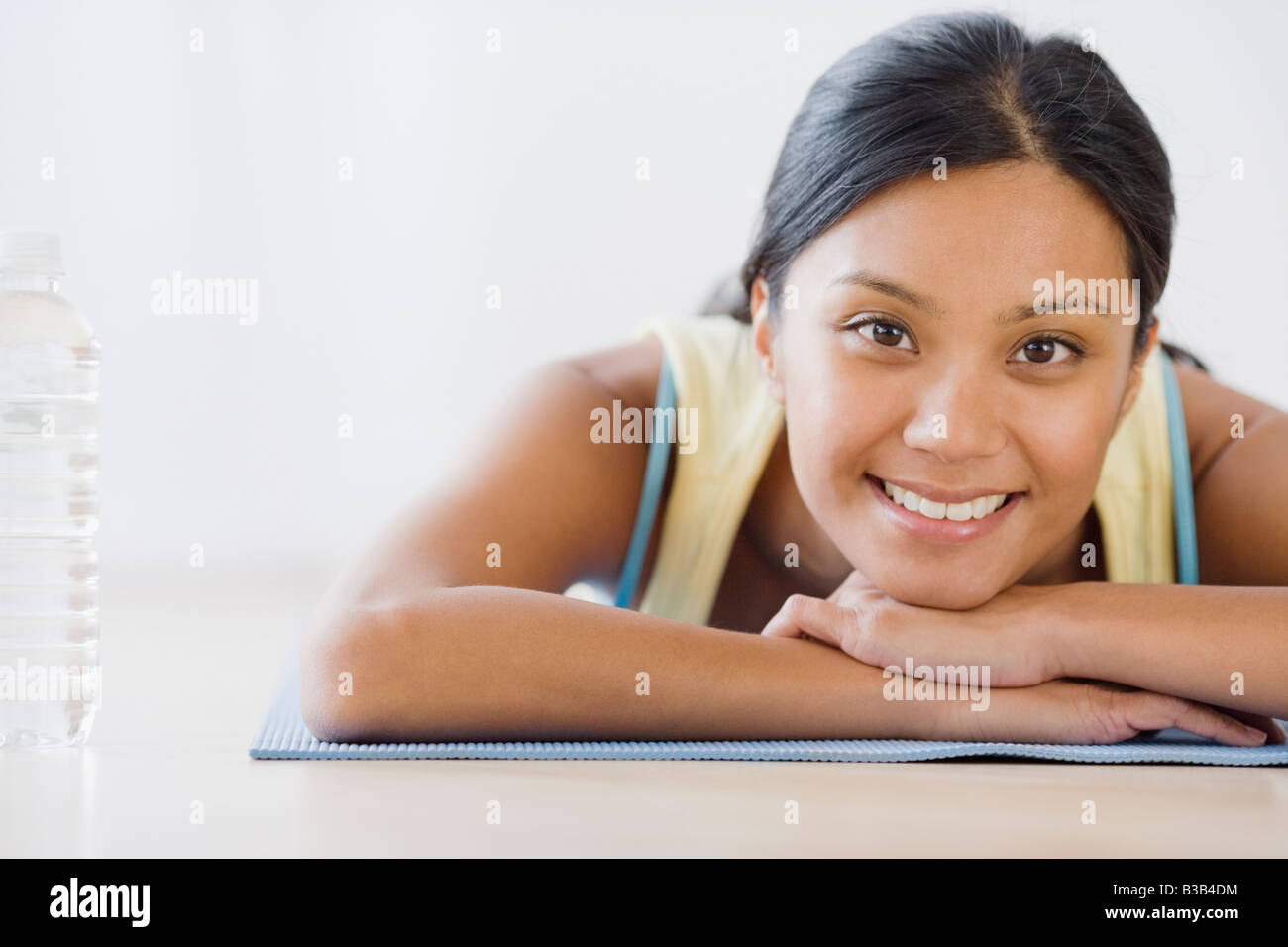 Pacific Islander Frau Yoga-Matte auflegen Stockfoto