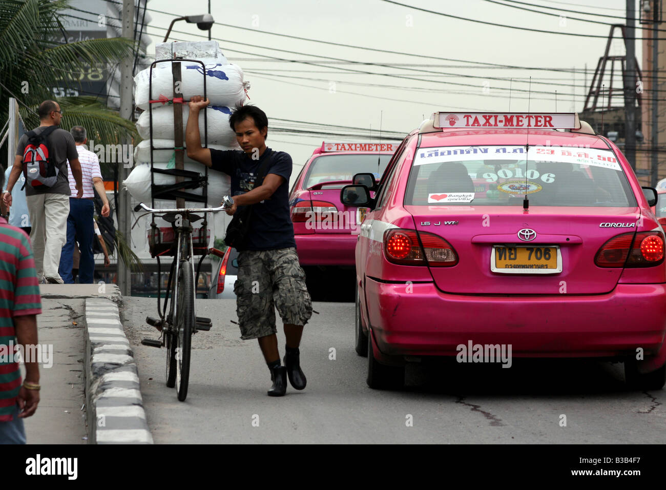 "Fußgängerzone mit schweren Last auf seinem Fahrrad in der Bangkok-Verkehr" Stockfoto