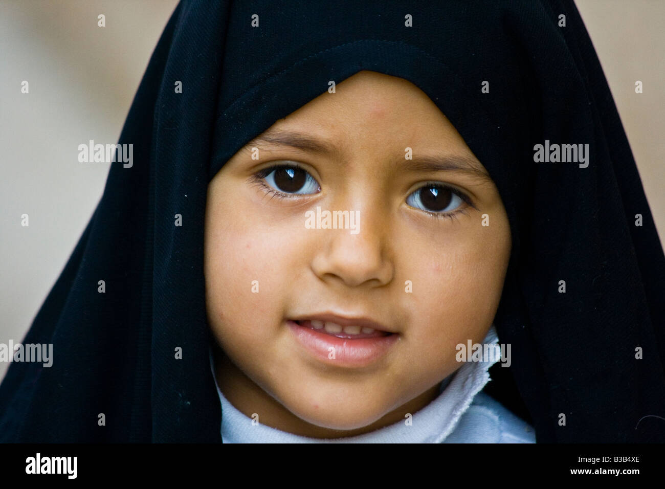 Junge Mädchen tragen einen schwarzen Tschador in Yazd, Iran Stockfoto