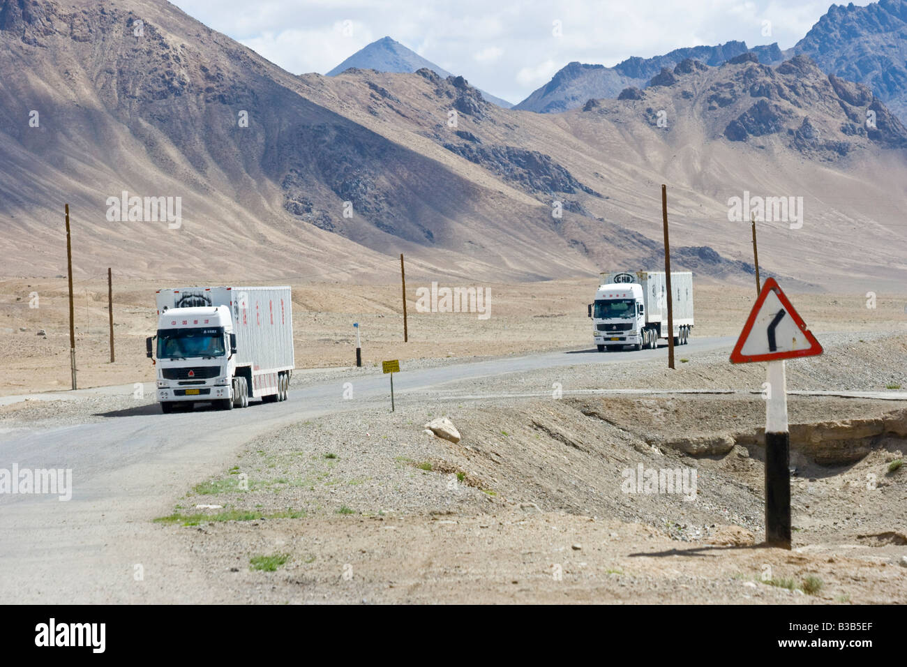 Chinesische LKW auf Pamir Highway in der Nähe von Qolma Pass-Tadschikistan Stockfoto