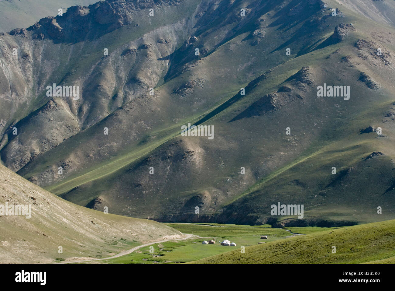 Jurten im Tal nach Tash Rabat in Kirgisistan Stockfoto