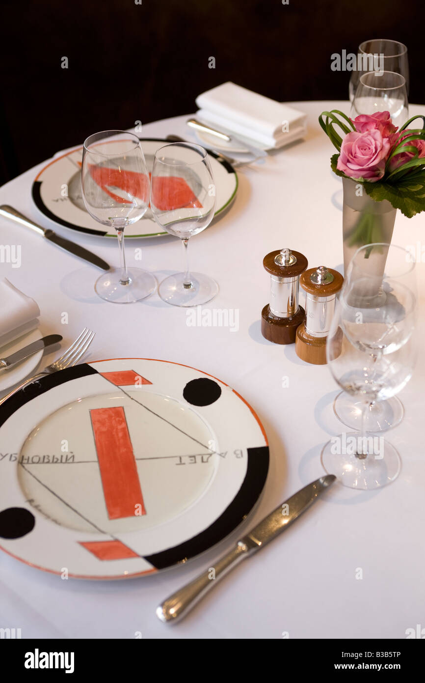 Tischdekoration im quadratischen Restaurant Mayfair London Stockfoto