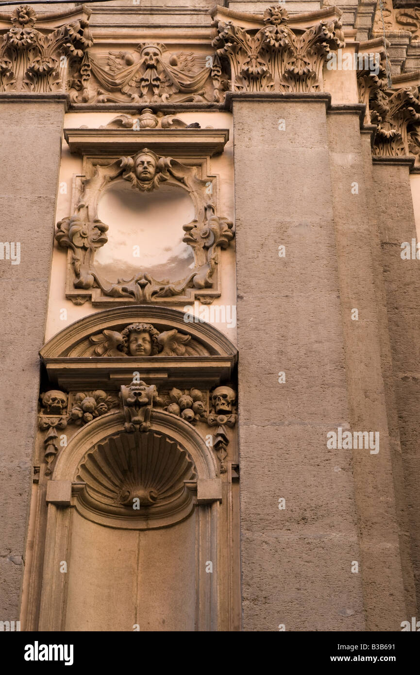 Schädel und gekreuzten Knochen auf der Fassade von Santa Maria Delle Anime del Purgatorio Ad Arco Stockfoto