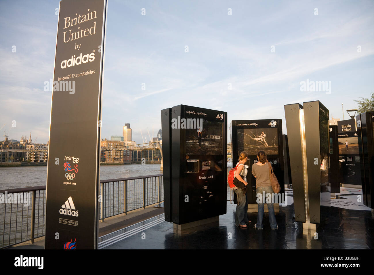 Großbritannien United von Adidas-Fotografie-Ausstellung am Südufer des Flusses Themse London in Bankside, die Förderung der Olympischen Spiele 2012 Stockfoto