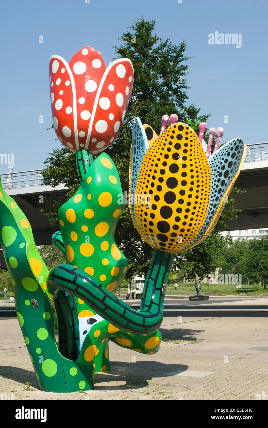 Shangri-la Tulpen Skulptur des japanischen Künstlers Yayoi Kusama in der französischen Stadt Lille, Frankreich. Stockfoto