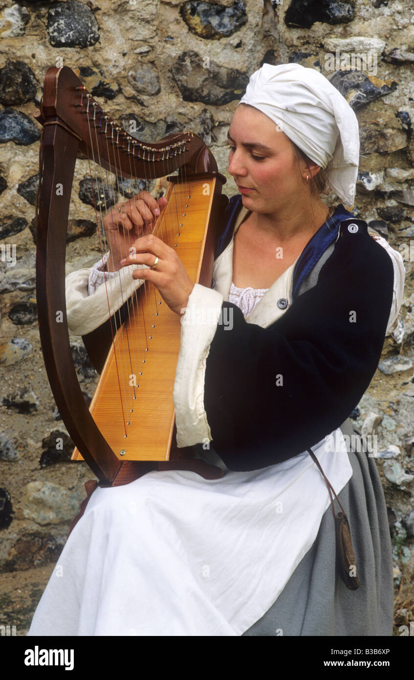 Mittelalterliche Musiker Historische Re-enactment spielen Harfe Musikinstrument Musik minstrel Frau Dame Englisch Zeitraum Kostüm Stockfoto