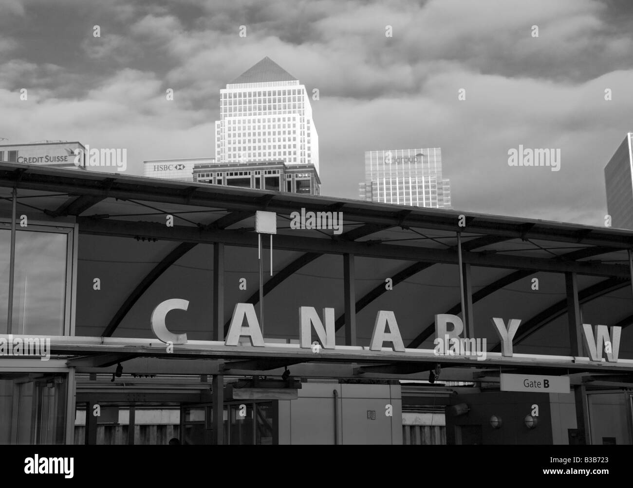 Thames Clipper Fahrgastschiff stoppen Kai auf dem Fluss Themse London Canary Wharf im Hintergrund Stockfoto