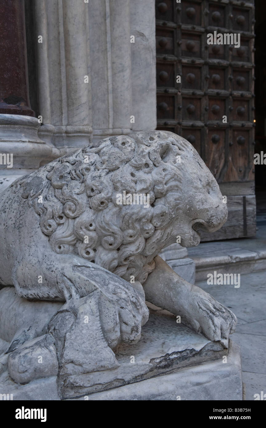 14. Jahrhundert Löwe außerhalb mittleren Portal des Doms Stockfoto