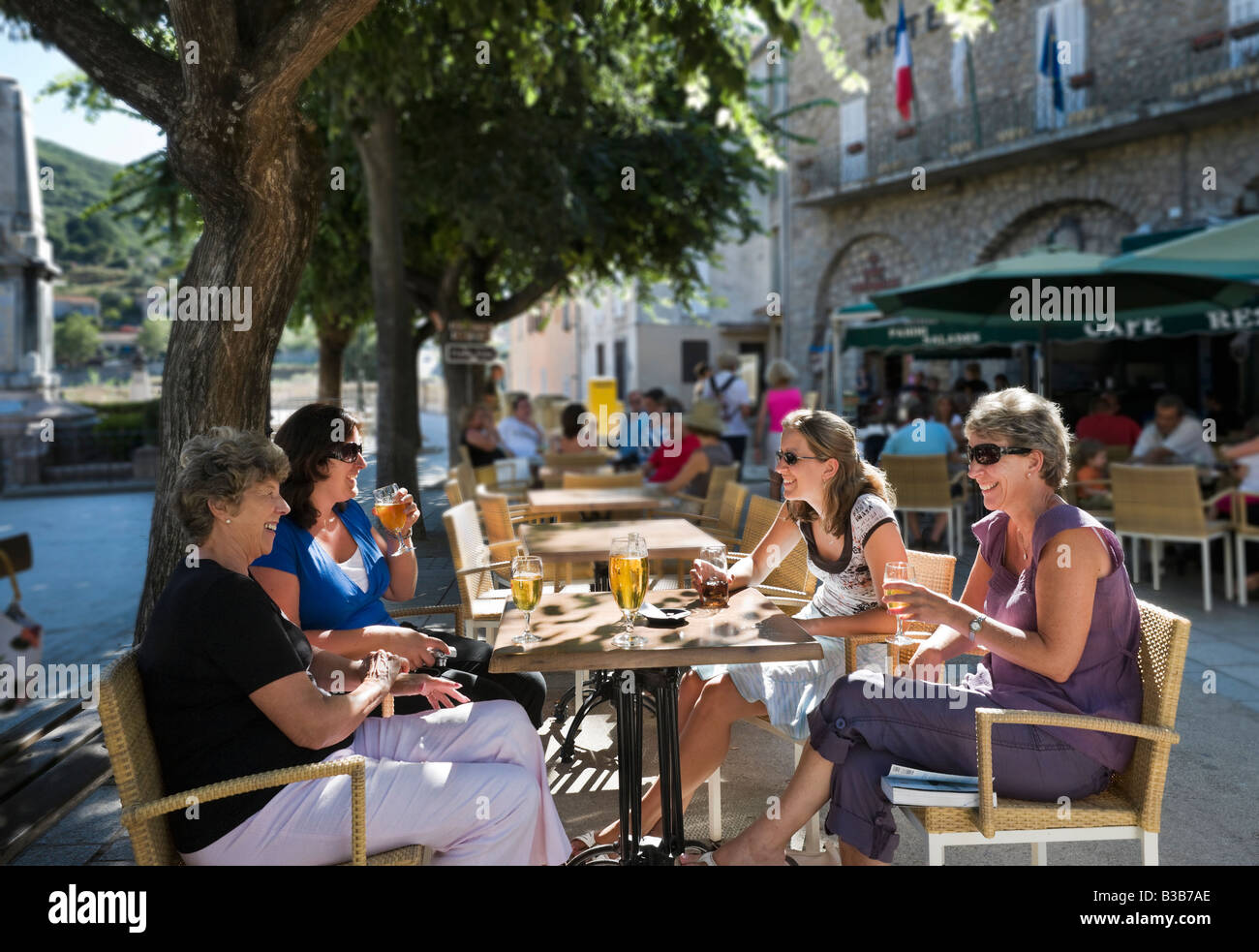 Vier Frauen sitzen in einem Café in der Place De La Liberation (besser bekannt als der Ort Porta), Sartene, Korsika, Frankreich Stockfoto