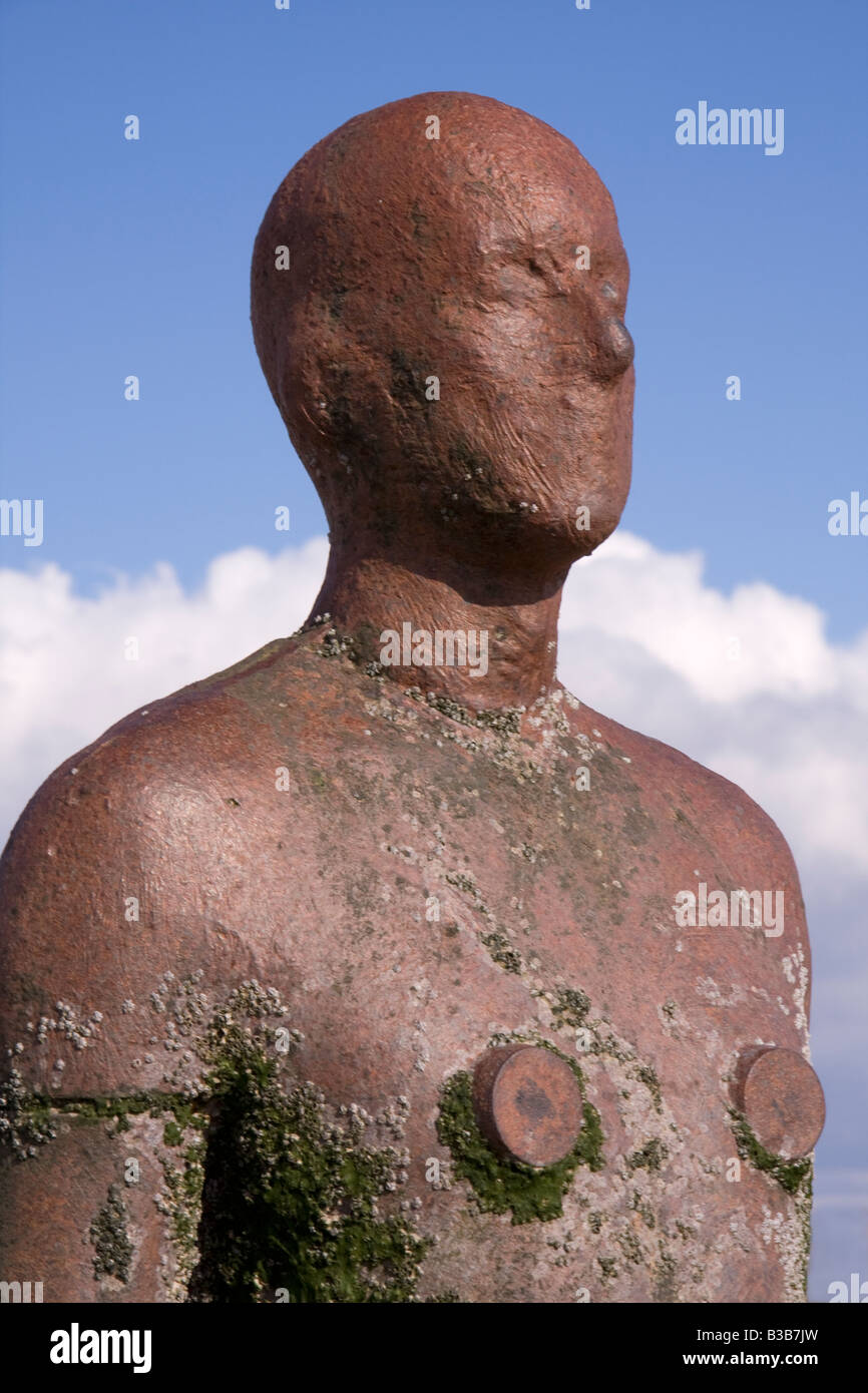 Eine von Antony Gormley Gusseisen Statuen als Teil seiner Installation genannt "Woanders" bei Crosby Sands, Lancashire, UK Stockfoto