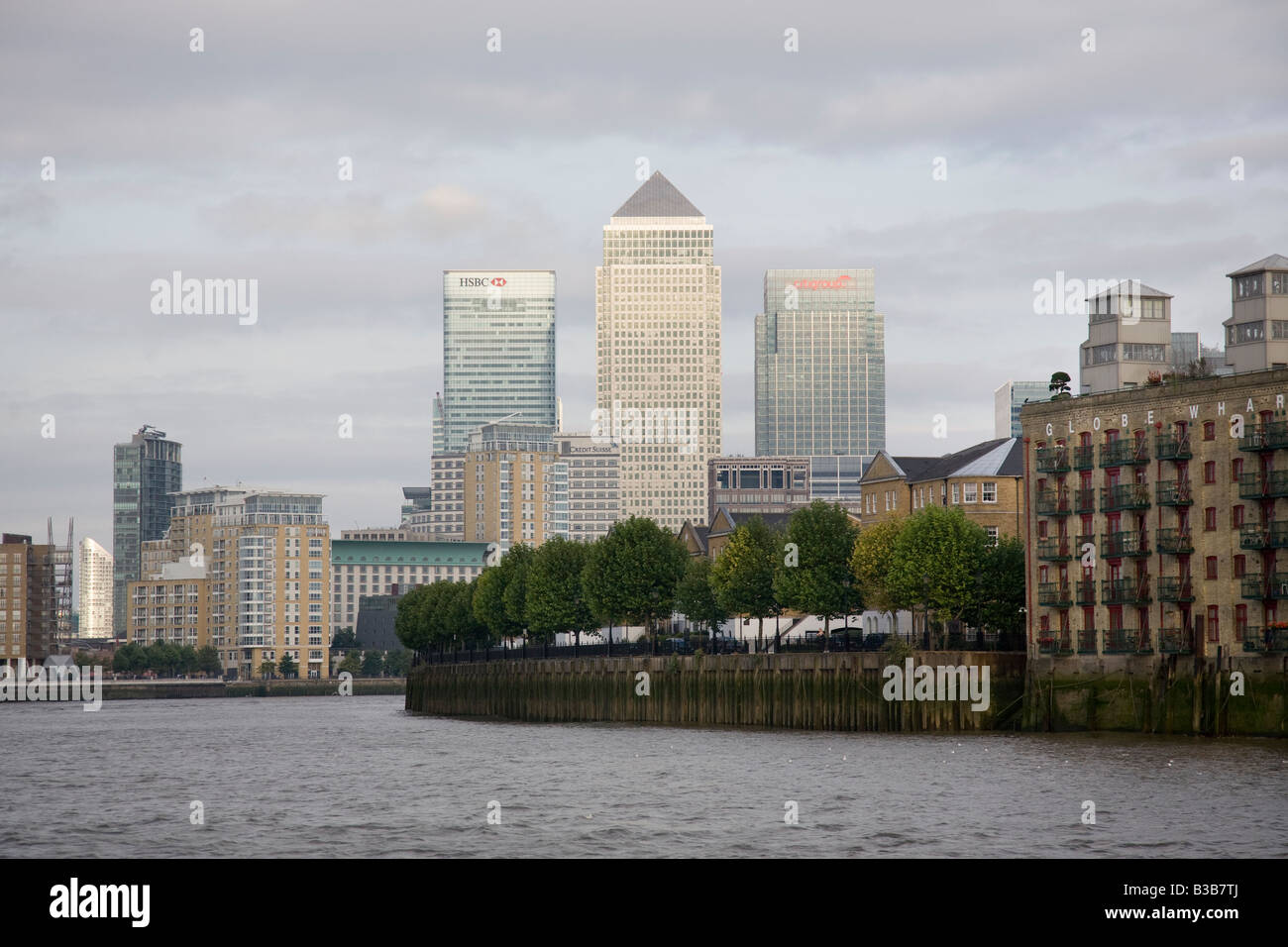 Ansicht von Canary Wharf von Themse mit Globe Wharf Apartments in Rotherhithe Southwark im Vordergrund Stockfoto