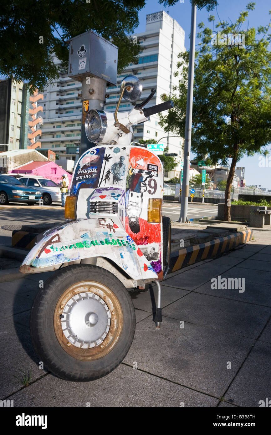 Arty Vespa PX150E moped Roller bedeckt mit Aufklebern und Farbe, Tainan, Taiwan, Republik China (ROC) Stockfoto