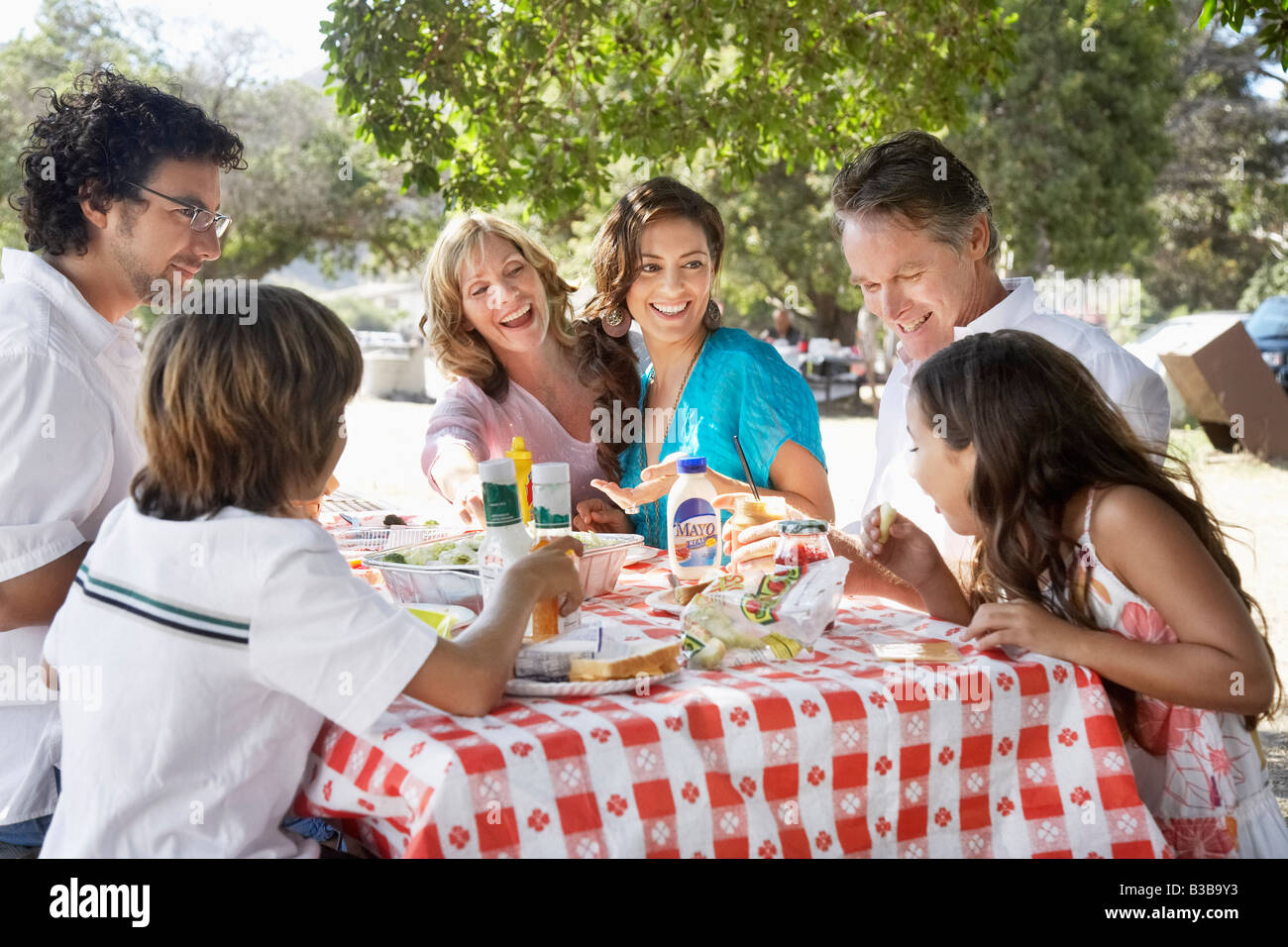 Familie beim Picknick Stockfoto