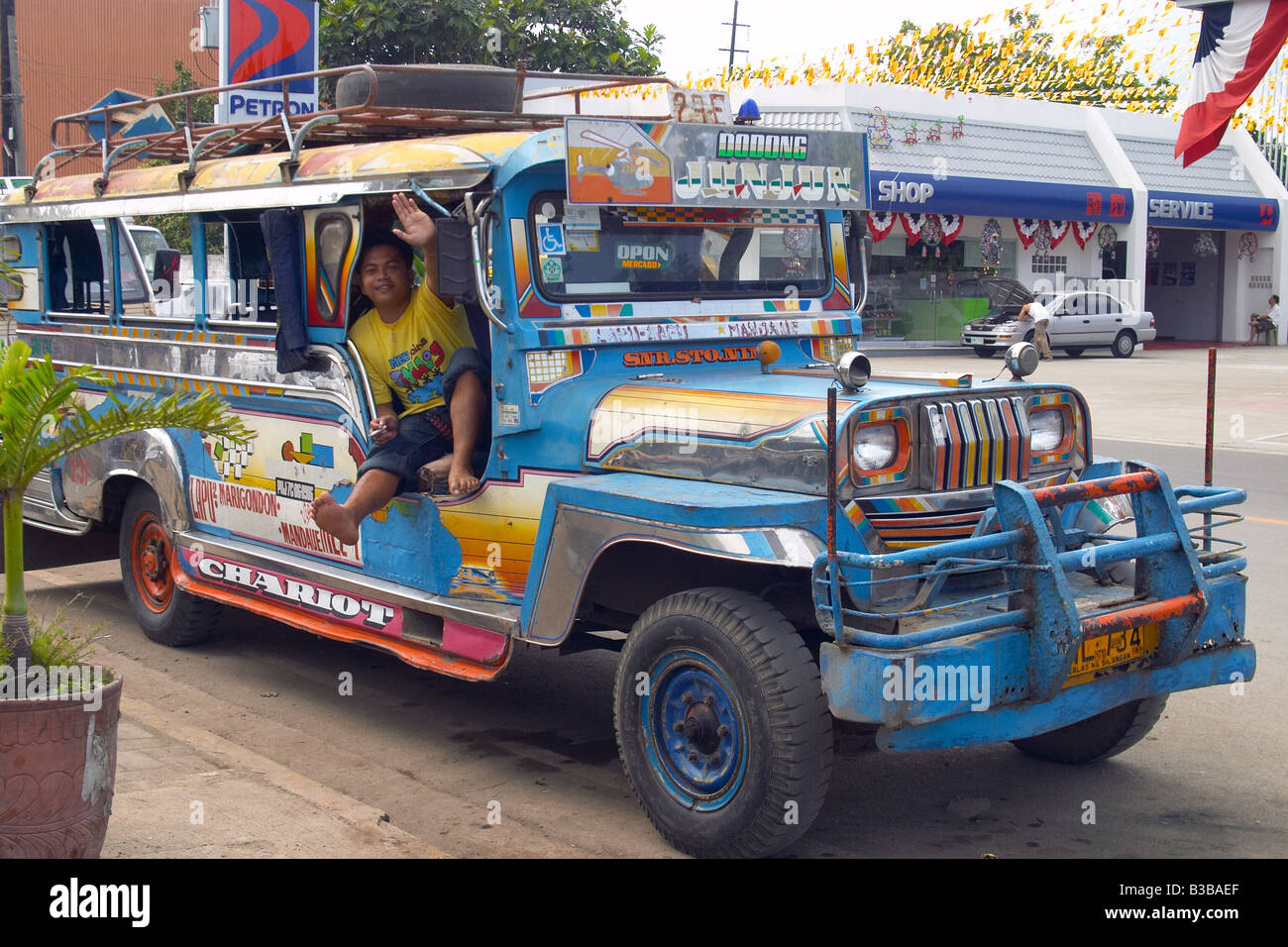 Glücklich Jeepney Fahrer eine Pause in Lapu-Lapu City auf Mactan Island Stockfoto