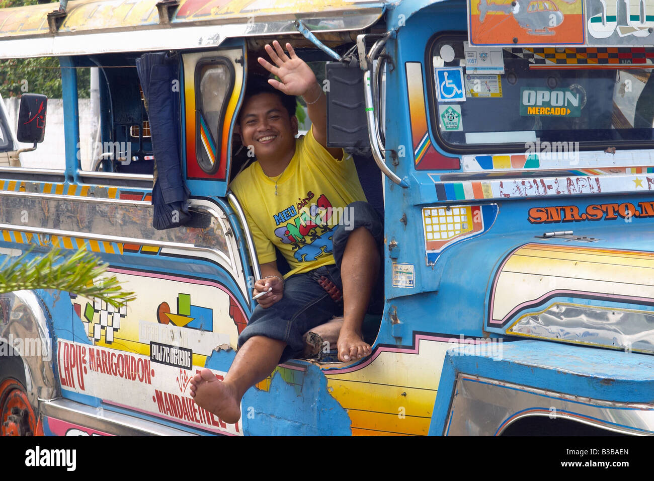 Glücklich Jeepney Fahrer eine Pause in Lapu-Lapu City auf Mactan Island Stockfoto