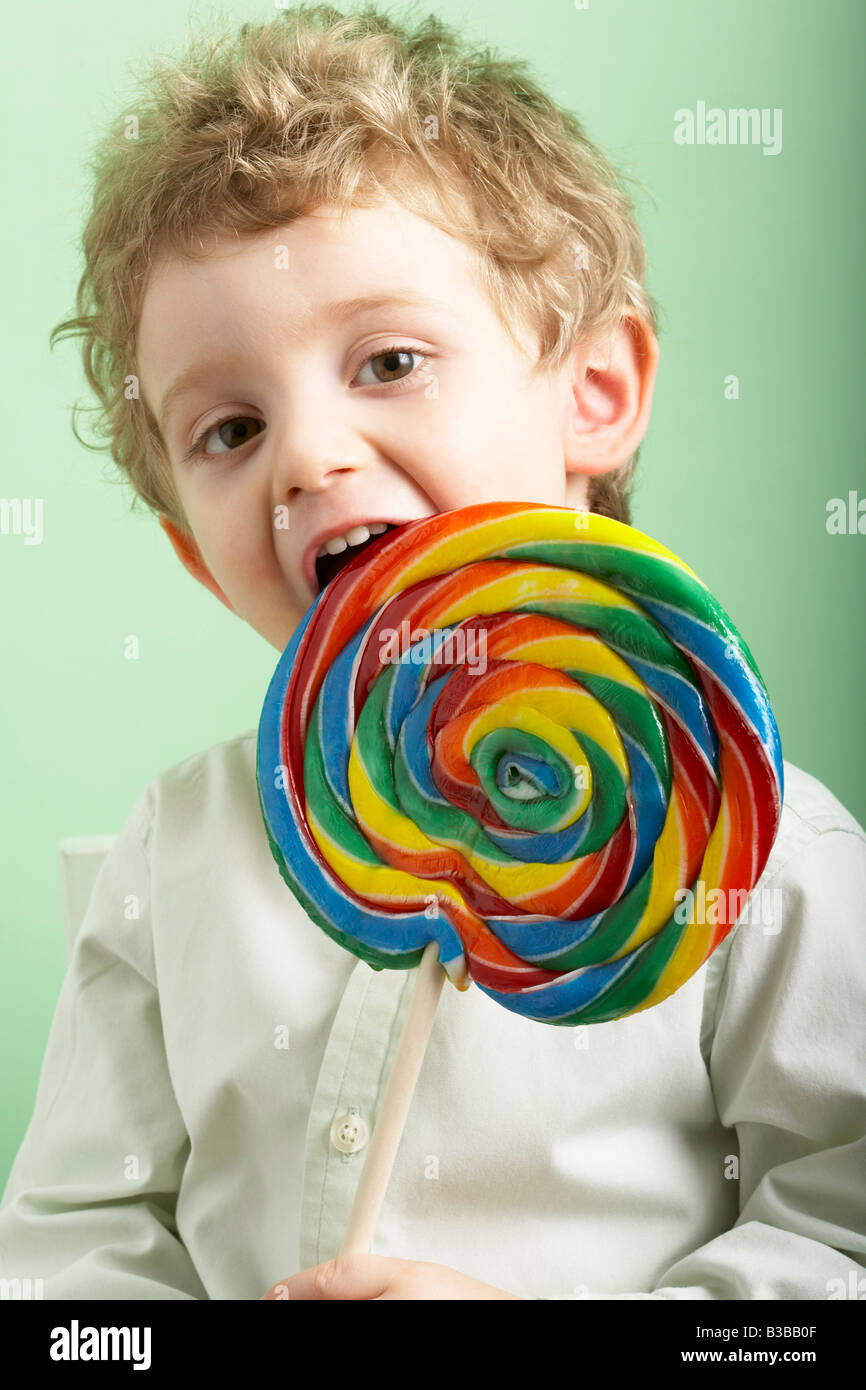 Junge Essen Lollipop Stockfoto