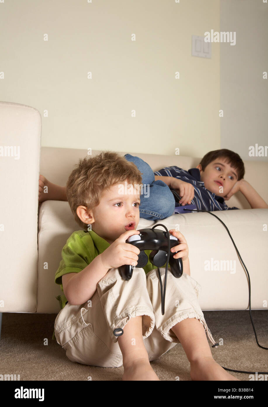 Jungen spielen von Videospielen Stockfoto